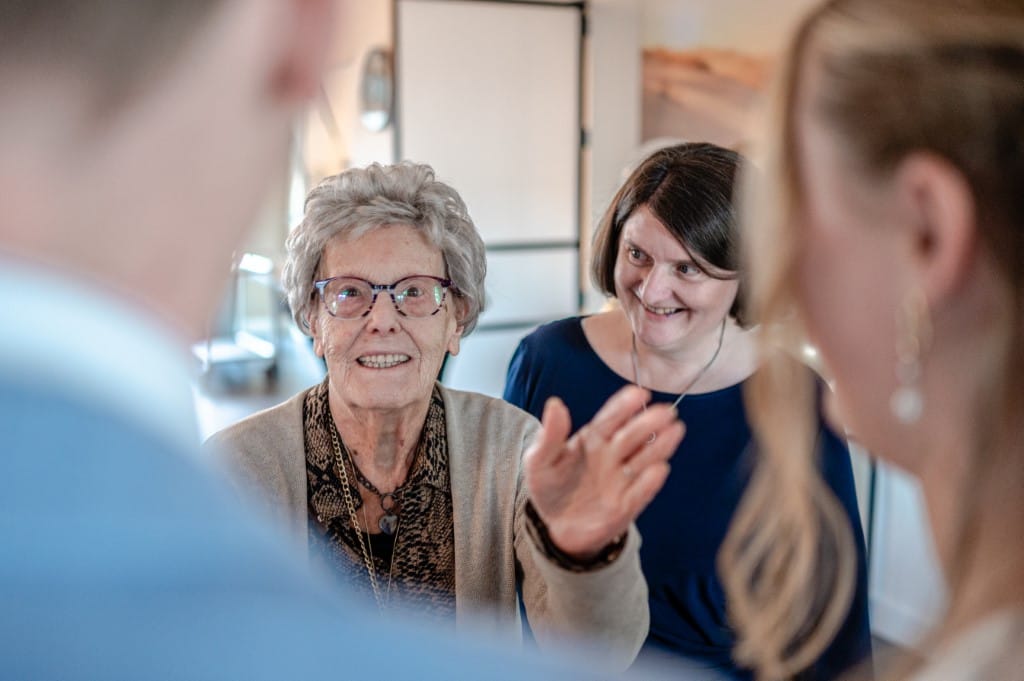Zorg voor opa of oma tijdens bruiloft